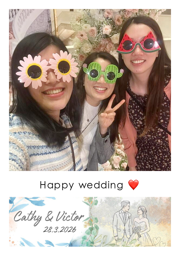 LomoBooth 婚禮即影即印完成相片,三位婚禮女賓客戴上趣味眼鏡自拍,配搭 Cathy & Victor 水彩新人插畫及花卉設計相框