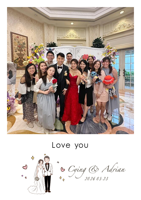 LomoBooth 婚禮即影即印完成相片,新人與親友於婚禮場地大合照,配搭 Cying & Adrian 可愛新人插畫 LomoBooth 相框