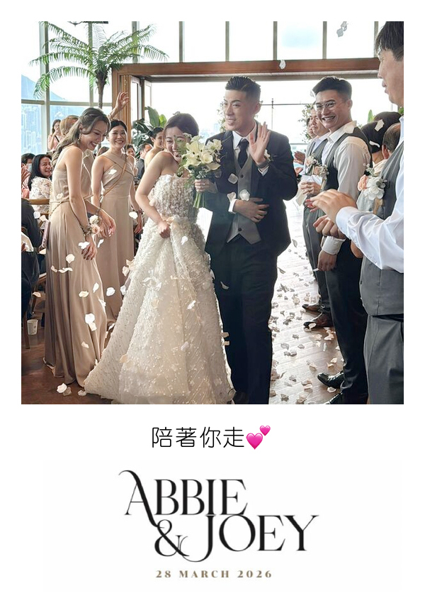 LomoBooth 婚禮即影即印完成相片,新人於婚禮進場時在花瓣中牽手而行,配搭 Abbie & Joey 簡約字體 LomoBooth 相框