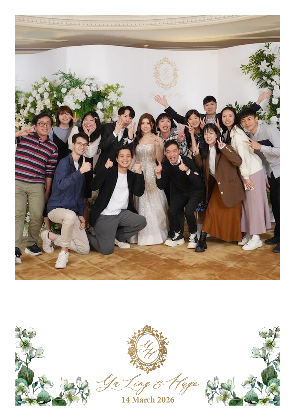 LomoBooth 婚禮即影即印完成相片,新人與一眾親友於婚禮場地大合照,配搭 Ya Ling & Hugo 花卉植物及字母組合 LomoBooth 相框