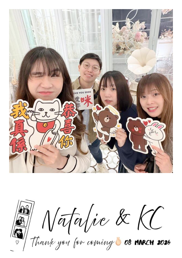 LomoBooth 婚禮即影即印完成相片,四位婚禮賓客手持趣味拍照道具合照,配搭 Natalie & KC 簡約手寫字體 LomoBooth 相框