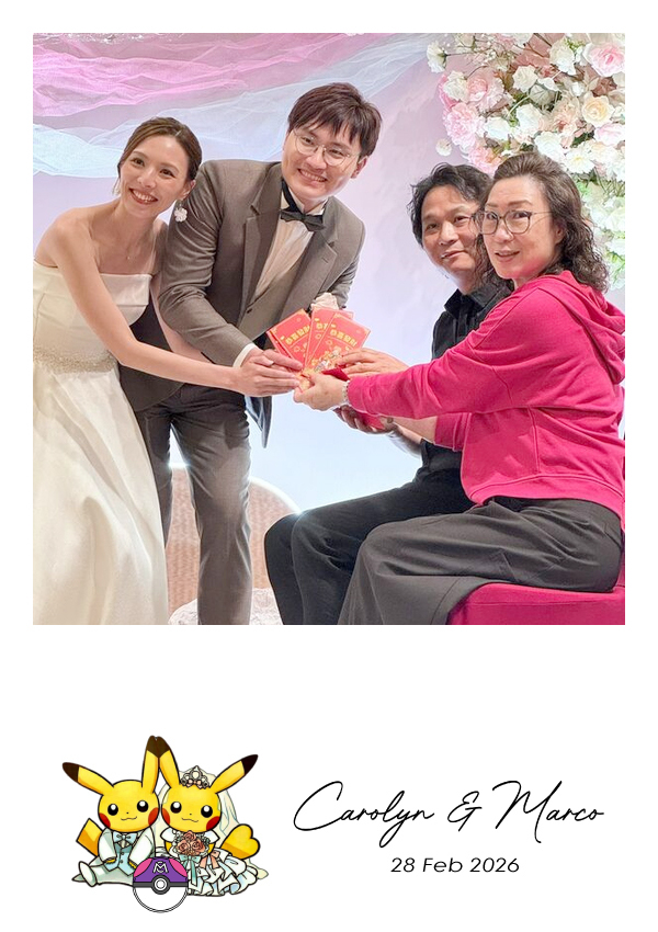 LomoBooth 婚禮即影即印完成相片,新人與兩位親友於婚禮上手持利是合照,配搭 Carolyn & Marco 可愛角色主題 LomoBooth 相框