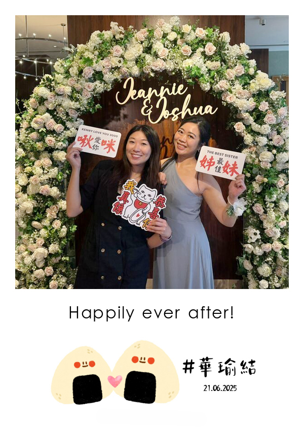 LomoBooth 婚禮即影即印完成相片,兩位婚禮賓客於花卉佈置前手持趣味道具合照,配搭 Jeannie & Joshua 可愛飯糰插畫 LomoBooth 相框