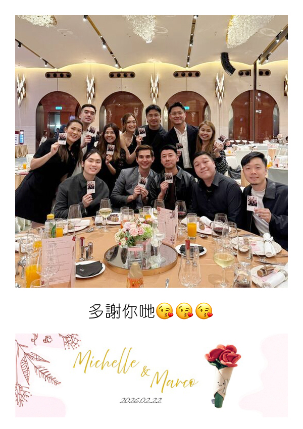 LomoBooth 婚禮即影即印完成相片,一眾婚禮賓客於宴會圓桌前合照並展示即印相片,配搭 Michelle & Marco 粉紅花卉 LomoBooth 相框