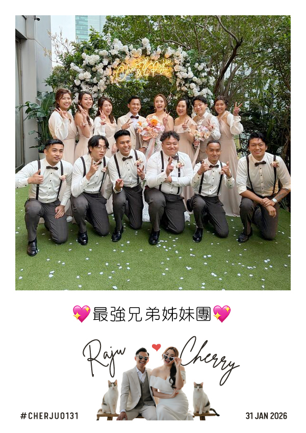 LomoBooth 婚禮即影即印完成相片,新人與兄弟姊妹團於戶外婚禮場地大合照,配搭 Raju & Cherry 新人與貓咪照片 LomoBooth 相框