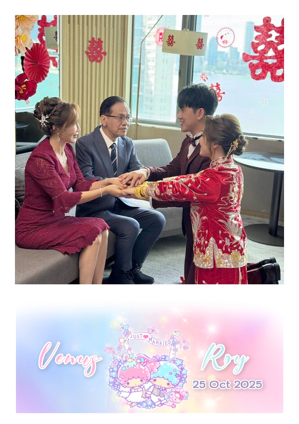 LomoBooth 婚禮即影即印完成相片,新人向長輩敬茶,配搭 Venus & Roy 粉彩婚禮角色主題 LomoBooth 相框
