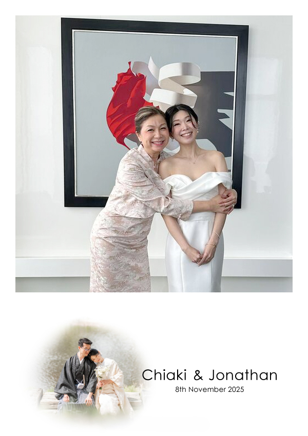 LomoBooth 婚禮即影即印完成相片,新娘與一位女親友相擁合照,配搭 Chiaki & Jonathan 新人照片及柔和漸淡效果 LomoBooth 相框