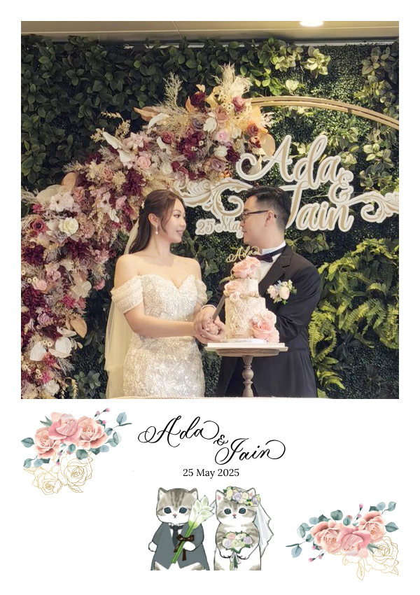 LomoBooth 婚禮即影即印完成相片,新人於花卉婚禮佈置前合照,配搭 Ada & Iain 新郎新娘貓咪插畫及花卉元素 LomoBooth 相框