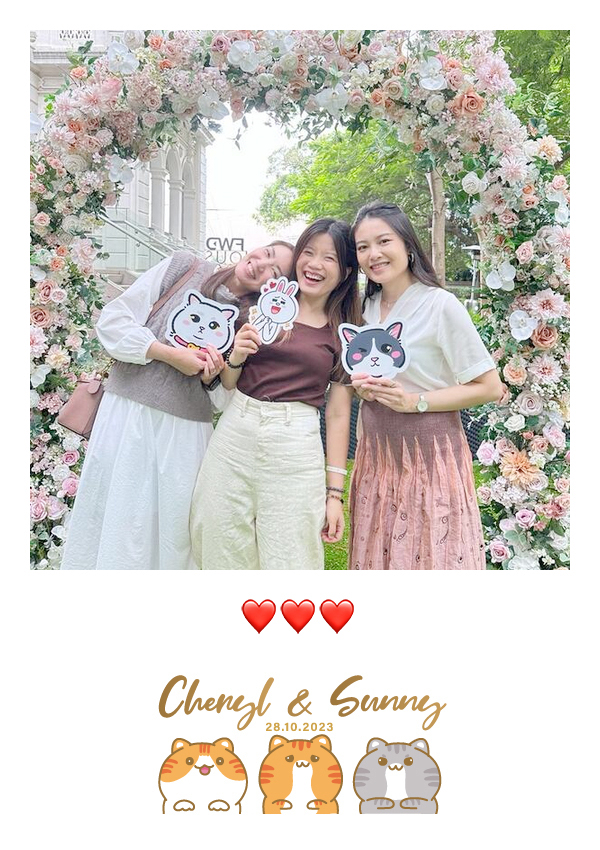 LomoBooth 婚禮即影即印完成相片,三位婚禮女賓客於戶外花卉拱門前手持貓咪拍照道具合照,配搭 Cheryl & Sunny 三隻可愛貓咪角色 LomoBooth 相框