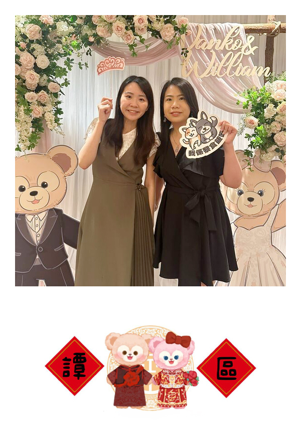 LomoBooth 婚禮即影即印完成相片,兩位婚禮賓客於新人花卉佈置前合照,配搭 Vanko & William 中式婚禮角色 LomoBooth 相框