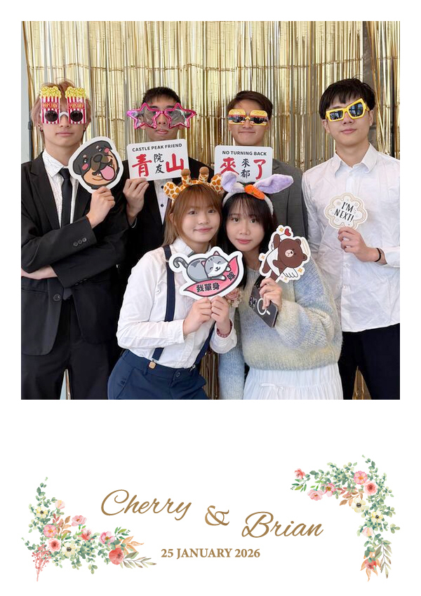 LomoBooth 婚禮即影即印完成相片,五位婚禮賓客於金色背景前手持趣味拍照道具合照,配搭 Cherry & Brian 水彩花卉及金色字體 LomoBooth 相框