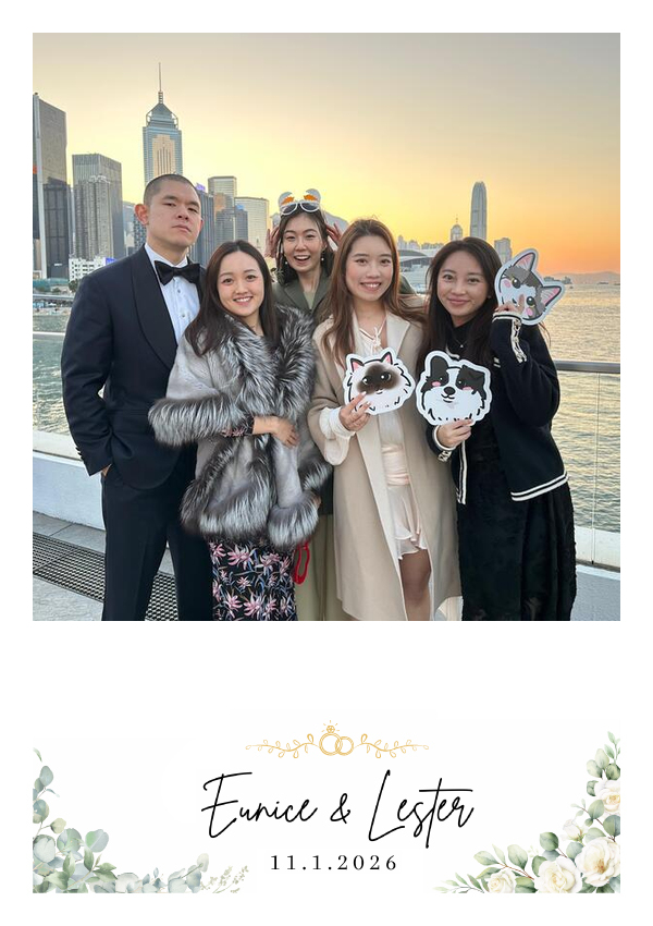 LomoBooth 婚禮即影即印完成相片,五位婚禮賓客於戶外海景前手持貓咪道具合照,配搭 Eunice & Lester 花卉植物 LomoBooth 相框