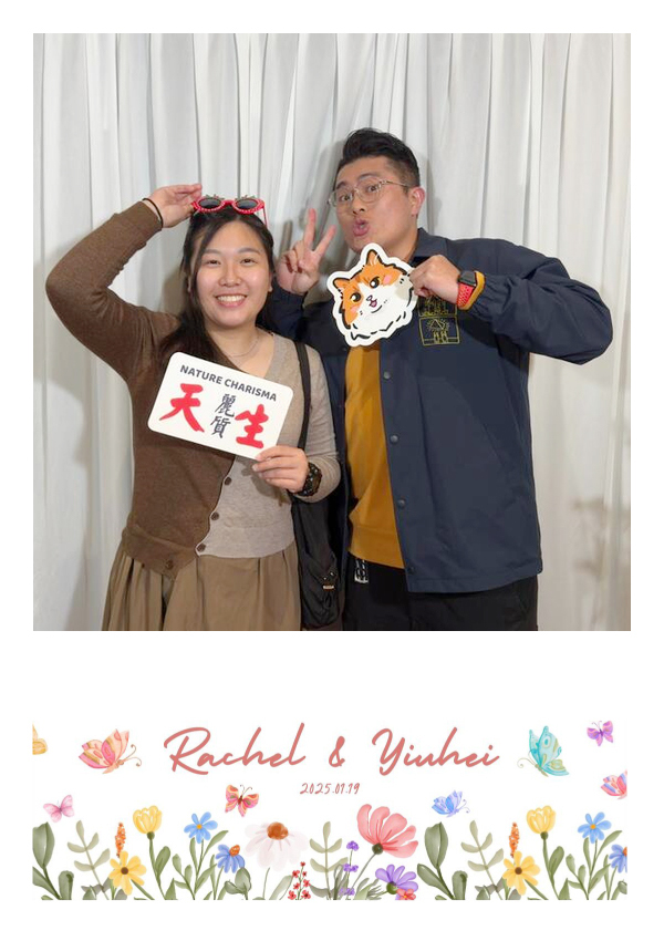 LomoBooth 婚禮即影即印完成相片,兩位婚禮賓客手持趣味拍照道具合照,配搭 Rachel & Yiuhei 水彩花卉及蝴蝶 LomoBooth 相框