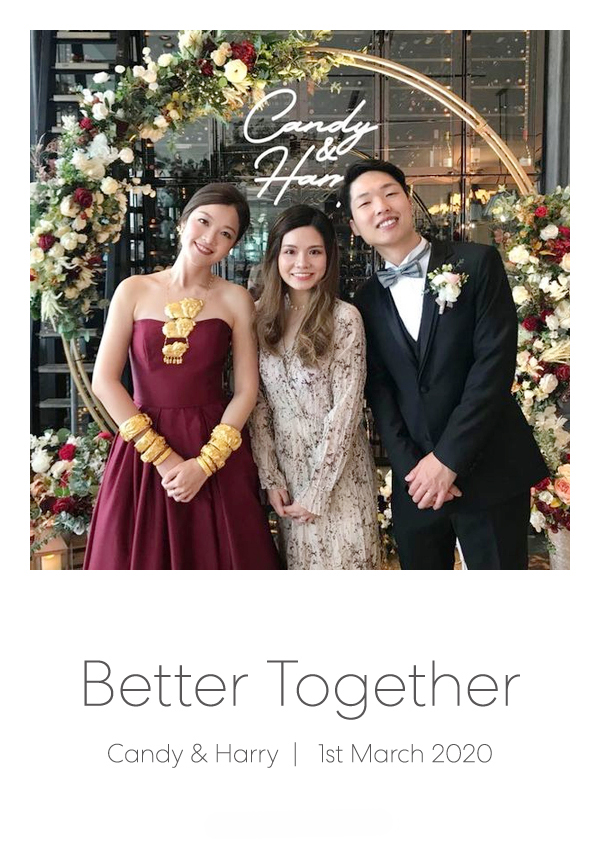 LomoBooth 婚禮即影即印完成相片,新人與一位女親友於婚禮花卉佈置前合照,配搭 Candy & Harry「Better Together」簡約字體 LomoBooth 相框