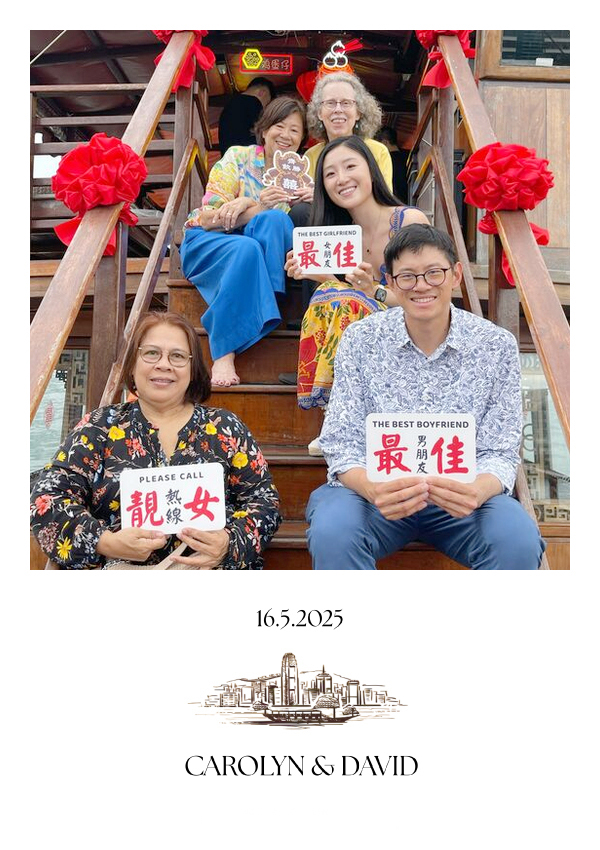 LomoBooth 婚禮即影即印完成相片,五位婚禮賓客於戶外木樓梯手持趣味字牌合照,配搭 Carolyn & David 香港城市景觀 LomoBooth 相框