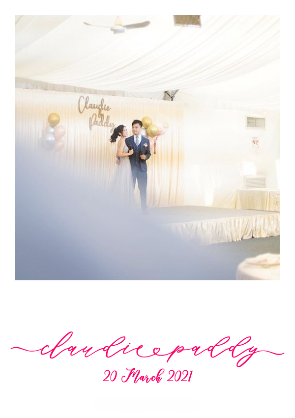 LomoBooth 婚禮即影即印完成相片,新人於婚禮場地台上合照,配搭 Claudie & Paddy 粉紅手寫字體及心形線條 LomoBooth 相框