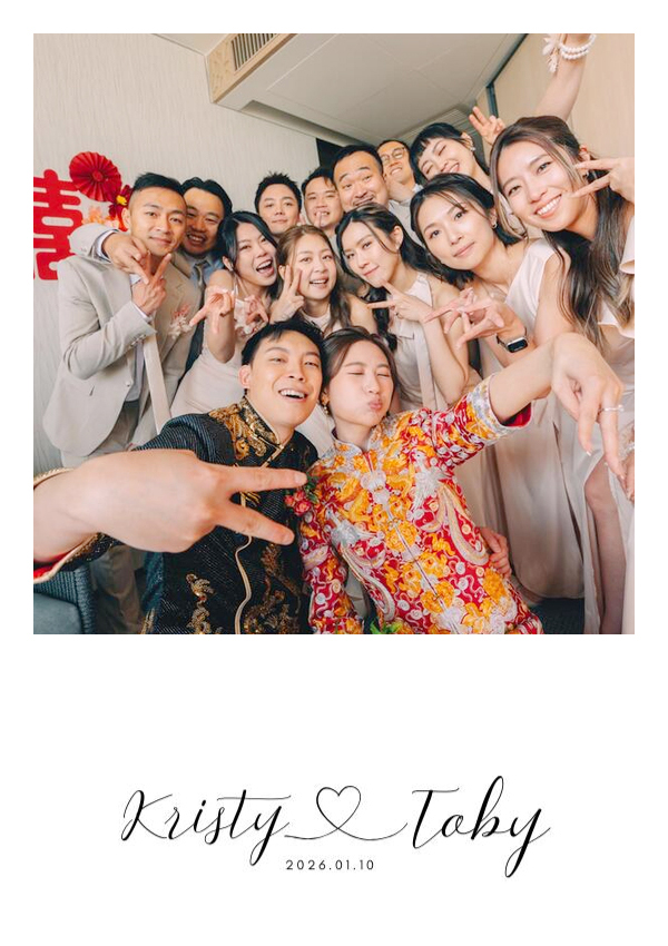 LomoBooth 婚禮即影即印完成相片,新人與一眾親友於中式婚禮自拍大合照,配搭 Kristy & Toby 簡約手寫字及心形線條 LomoBooth 相框