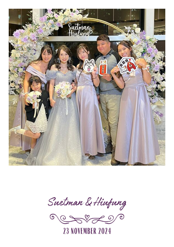 LomoBooth 婚禮即影即印完成相片,新娘與多位婚禮親友及小朋友於花卉佈置前合照,配搭 Suetman & Huifung 紫色手寫字及心形裝飾 LomoBooth 相框