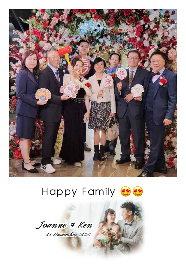 LomoBooth 婚禮即影即印完成相片,多位婚禮賓客於大型花卉佈置前手持趣味道具合照,配搭 Joanne & Ken 新人婚照 LomoBooth 相框