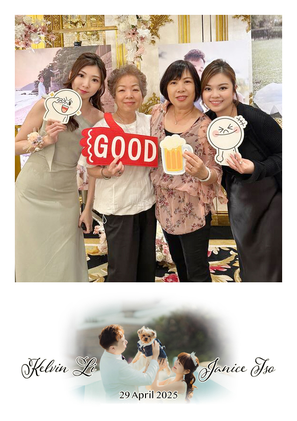 LomoBooth 婚禮即影即印完成相片,四位婚禮賓客手持趣味拍照道具合照,配搭 Kelvin Li & Janice Tso 新人與狗狗照片 LomoBooth 相框