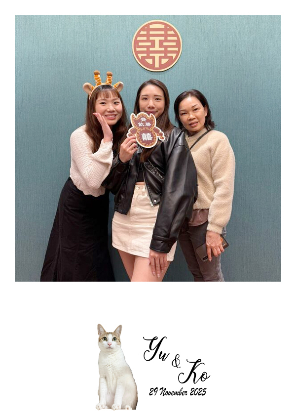 LomoBooth 婚禮即影即印完成相片,三位婚禮賓客於囍字背景前手持拍照道具合照,配搭 Yu & Ko 貓咪照片及簡約字體 LomoBooth 相框
