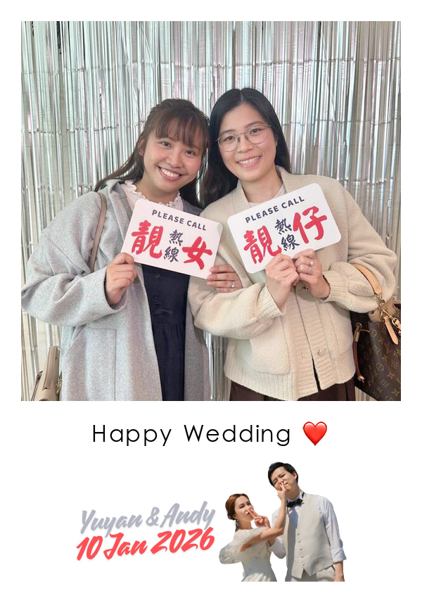 LomoBooth 婚禮即影即印完成相片,兩位婚禮賓客手持趣味字牌合照,配搭 Yuyan & Andy 新人照片剪影及個人化字體 LomoBooth 相框