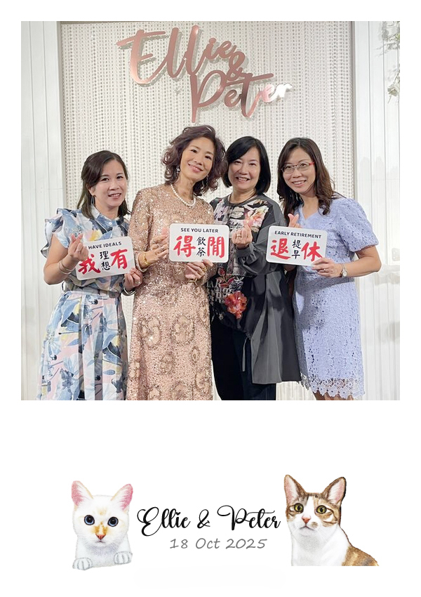LomoBooth 婚禮即影即印完成相片,四位婚禮賓客手持趣味字牌合照,配搭 Ellie & Peter 兩隻貓咪插畫 LomoBooth 相框