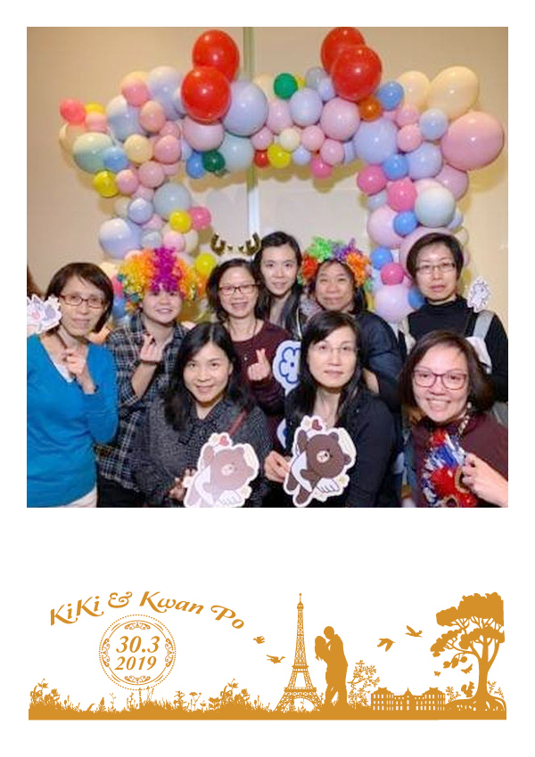 LomoBooth 婚禮即影即印完成相片,多位婚禮賓客於彩色氣球佈置前手持趣味拍照道具合照,配搭 Kiki & Kwan Po 巴黎鐵塔、城市剪影及新人剪影 LomoBooth 相框