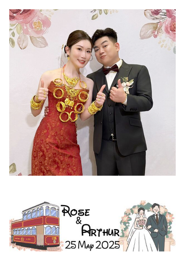 LomoBooth 婚禮即影即印完成相片,新人穿著婚禮服飾合照,配搭 Rose & Arthur 香港電車及新人插畫 LomoBooth 相框