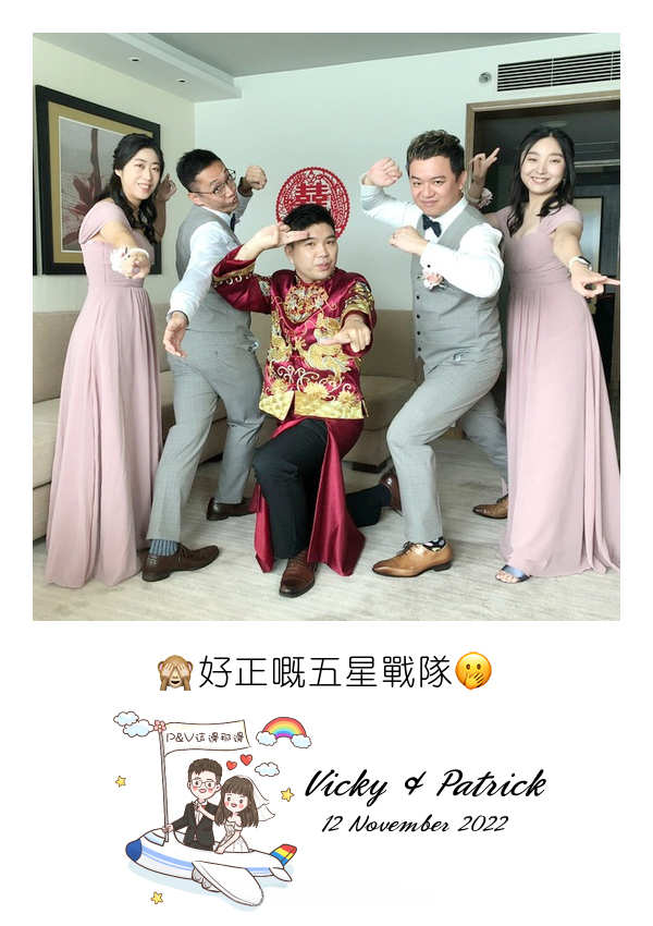 LomoBooth 婚禮即影即印完成相片,新郎與四位婚禮親友擺出趣味姿勢合照,配搭 Vicky & Patrick 新人乘坐飛機及彩虹插畫 LomoBooth 相框