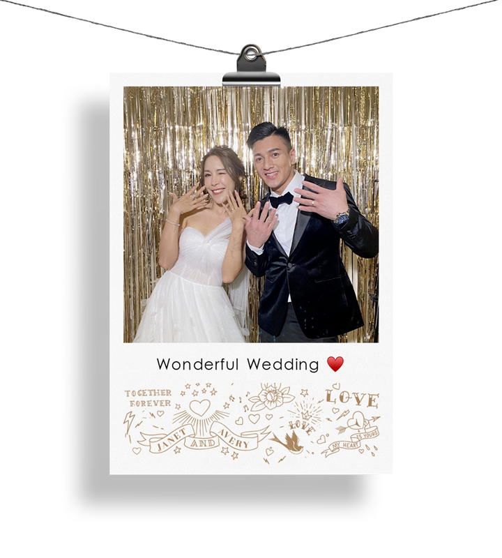 LomoBooth 婚禮即影即印完成相片,新人於婚禮現場合照並展示戒指,配搭賓客留言及個人化婚禮相框設計